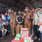 Gerak Cepat Wabup Tarmizi Turun Langsung Salurkan Bantuan Untuk Korban Kebakaran di Benteng